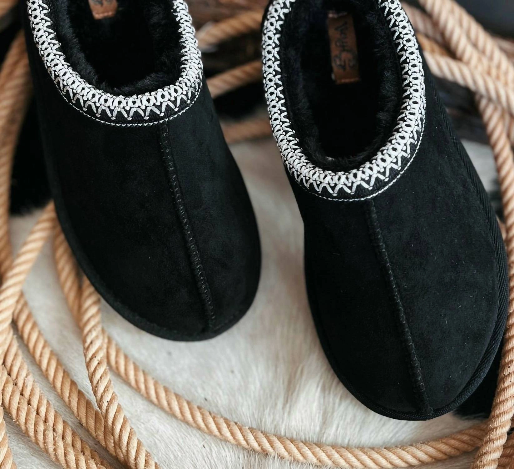 Women's Sparks Fuzzy Slippers In Black Beach Slip Comfort Instant Fit Relaxation