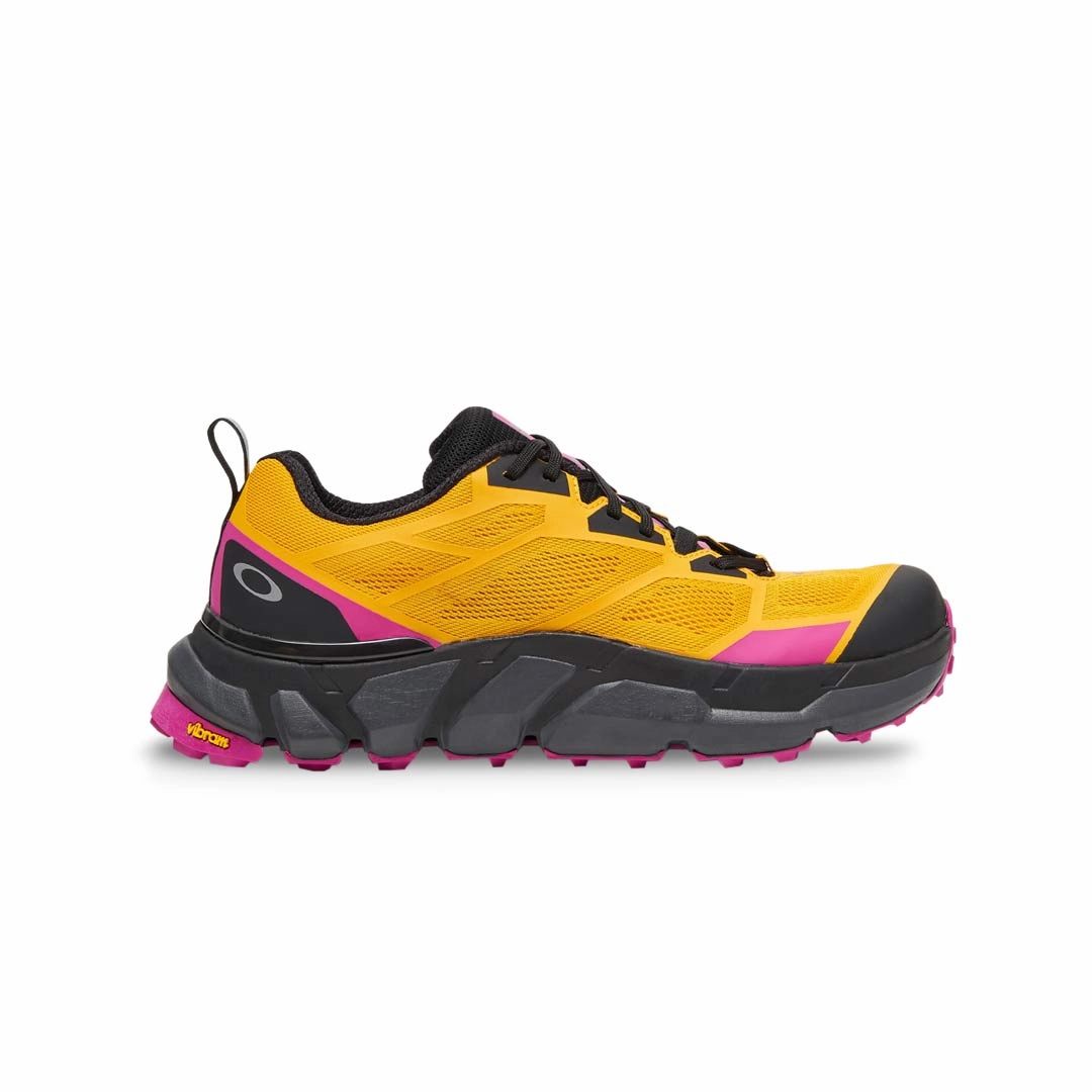 Oakley - Men's Light Breathe Shoes (FOF100350 9R5) running with a group running in a sidewalk area shoes