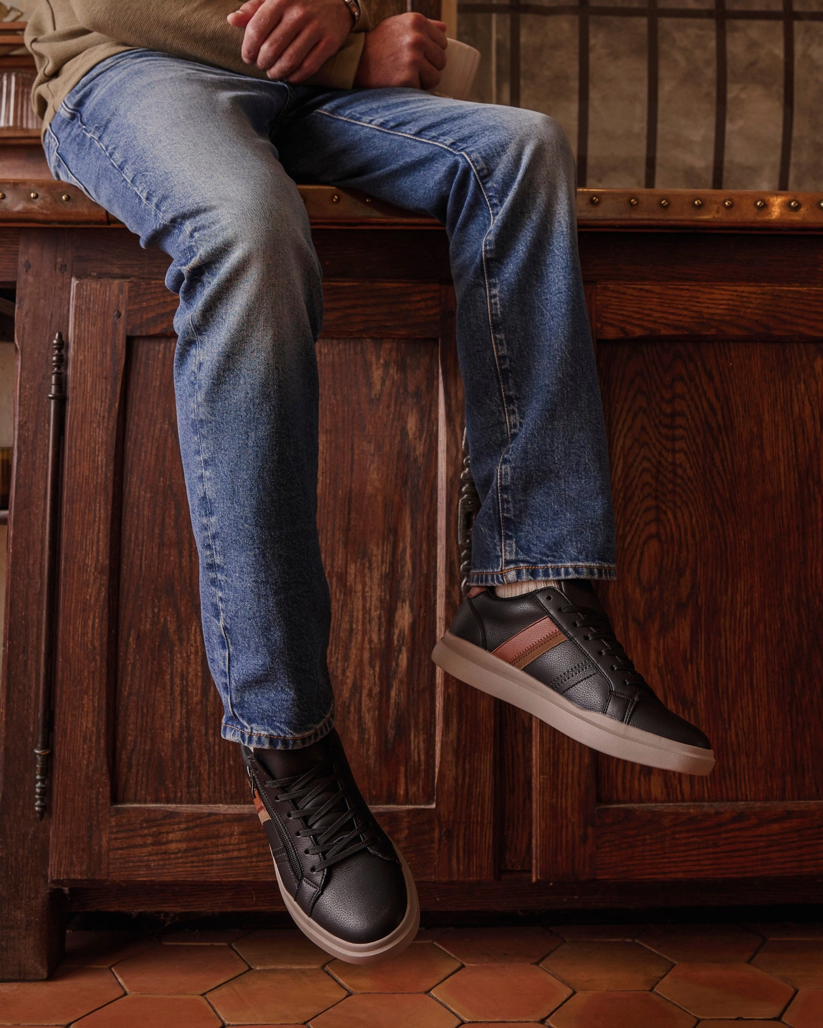 Smither Black Monochrome Style