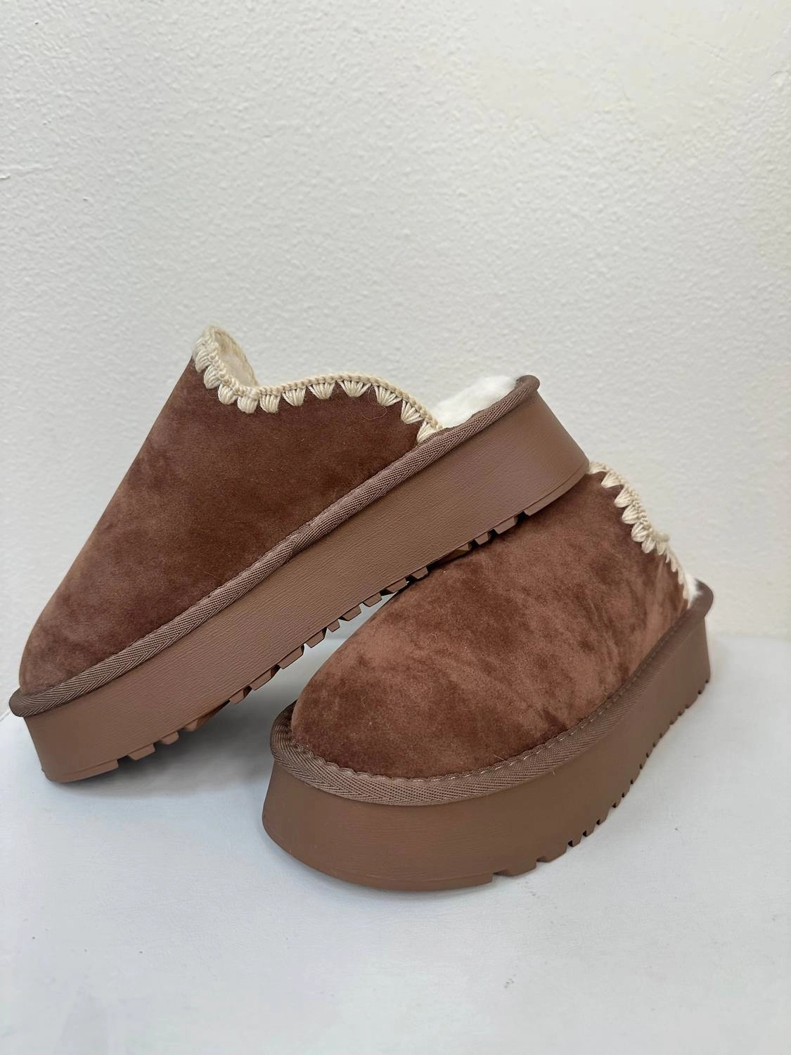 Soft Foot Sandals Vacation Shoes Women's Crochet Edge Sherpa Platform Slippers In Mocha
