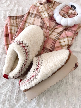 Functional Features Stable base Women's Holiday Spice Sherpa Platform Slippers In Off White